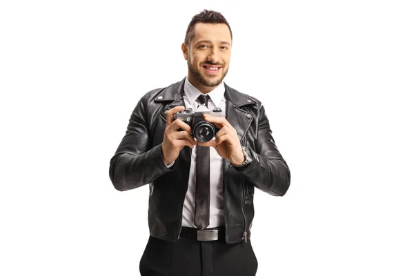 Jongeman in een leren jasje met een ouderwetse camera — Stockfoto