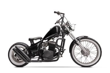 Beyaz arka planda izole edilmiş siyah bir motosikletin stüdyo görüntüsü
