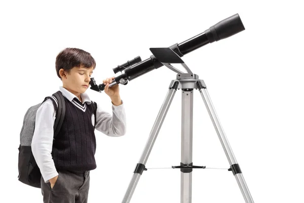 Ragazzo Uniforme Scolastica Guardando Attraverso Telescopio Isolato Sfondo Bianco — Foto Stock