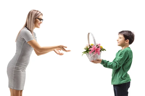 Jongen Geven Bloemen Aan Een Vrouw Geïsoleerd Witte Achtergrond — Stockfoto