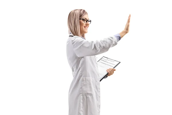 女医生在白种人背景下给5个高个子病人做手势 — 图库照片
