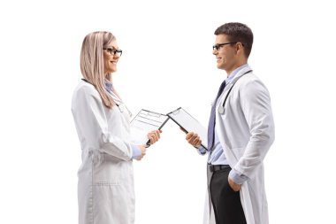 Beyaz arka plan üzerinde izole genç kadın ve erkek doktor