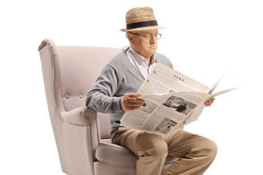 Bir koltukta oturan ve beyaz arka plan üzerinde izole bir gazete okuyor komuta sizde