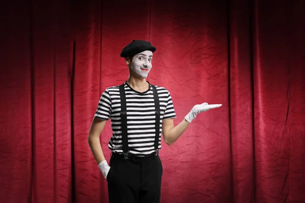 Mime Zeigt Show Auf Der Bühne Mit Rotem Vorhang — Stockfoto