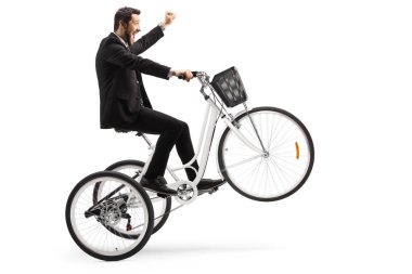 Takım elbiseli bir adam beyaz bir bisiklete biniyor ve beyaz arka planda el ele izole edilmiş mutluluğu işaret ediyor.