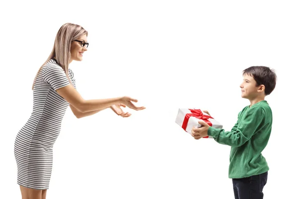 Kind Geeft Een Geschenk Aan Zijn Moeder Geïsoleerd Witte Achtergrond — Stockfoto