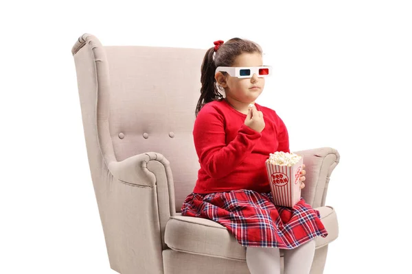 Dziecko Siedzące Fotelu Popcornem Okularami Białym Tle — Zdjęcie stockowe