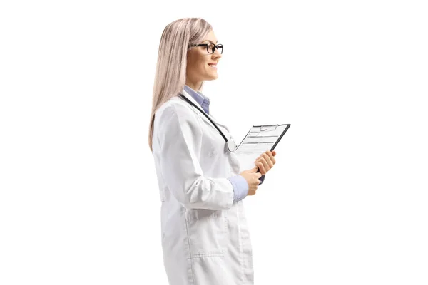 Joven Doctora Sonriendo Aislada Sobre Fondo Blanco —  Fotos de Stock