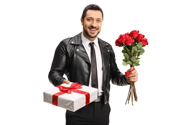 Homme Veste Cuir Tenant Une Boîte Cadeau Bouquet Roses Rouges — Photo