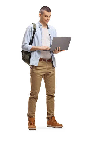 Pełny Portret Studenta Stojącego Pracującego Laptopie Odizolowanym Białym Tle — Zdjęcie stockowe