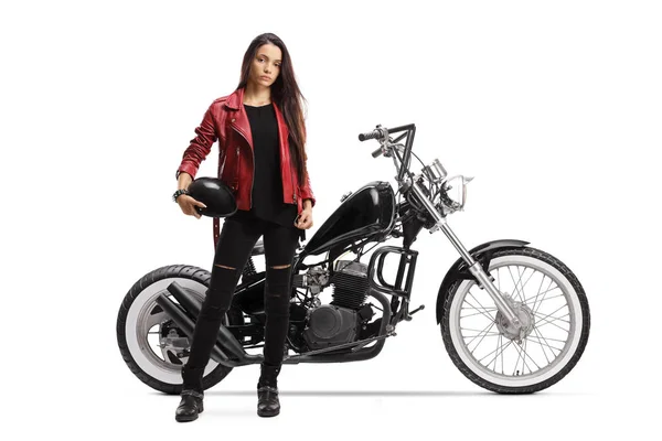 Портрет Молодої Жінки Тримає Шолом Стоїть Поруч Нестандартним Мотоциклом Ізольовано — стокове фото