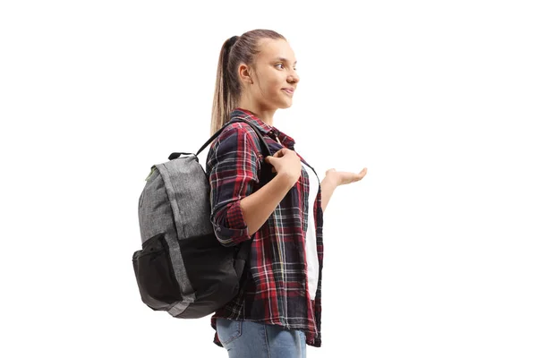 代女子学生に立っている 白い背景上に分離されて彼女の手でジェスチャーの全長プロファイル ショット — ストック写真