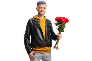 Mavi saçlı adam beyaz arka planda bir demet kırmızı gül tutuyor.