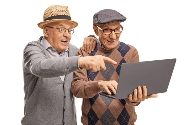 Homens Seniores Surpresos Olhando Para Computador Portátil Isolado Fundo Branco — Fotografia de Stock