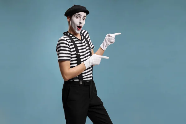 Mime Zeigt Mit Beiden Händen Isoliert Auf Blauem Hintergrund — Stockfoto