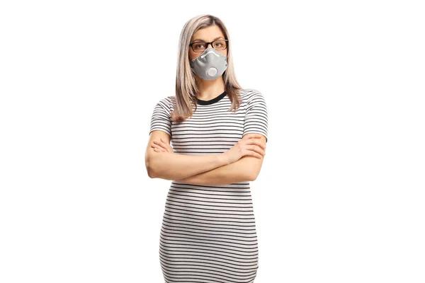 穿着防污染面罩的金发女人和在白色背景下隔离的病毒 — 图库照片