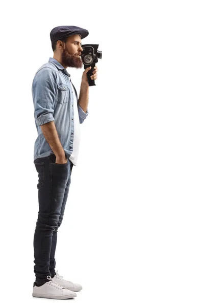 Fotografía Perfil Completo Tipo Barbudo Grabando Con Una Cámara Vintage — Foto de Stock