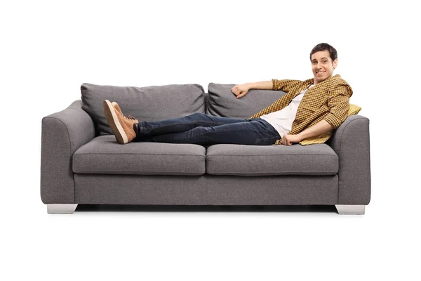 Lässiger Junger Mann Der Auf Einem Sofa Liegt Und Isoliert — Stockfoto