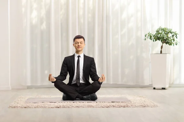 Joven Hombre Negocios Sentado Suelo Practicando Meditación Casa —  Fotos de Stock