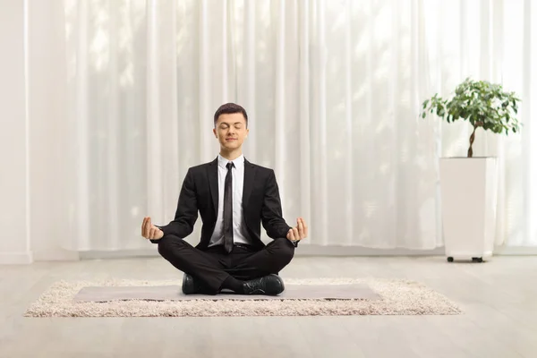 Giovane Uomo Affari Seduto Sul Pavimento Praticare Meditazione Casa — Foto Stock