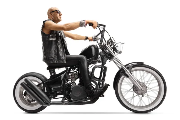 Bald Biker Reiten Einer Benutzerdefinierten Chopper Motorrad Isoliert Auf Weißem — Stockfoto