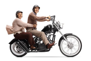 Özel motosikletle gezen ve beyaz arka planda izole edilmiş kameraya gülümseyen neşeli yaşlı adam ve kadın.