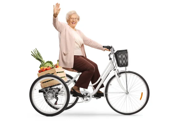 Starsza Pani Jeżdżąca Rowerze Trzykołowym Skrzynią Pełną Owoców Warzyw Machająca — Zdjęcie stockowe