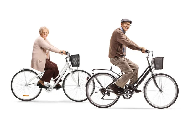 白地に孤立したカメラで笑顔と自転車に乗る先輩男女の完全長プロファイル撮影 — ストック写真