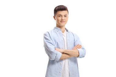 Beyaz arka planda çapraz kollarla poz veren adam.