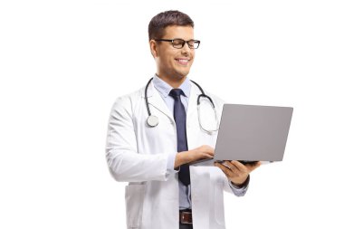 Doktor ayakta duruyor ve dizüstü bilgisayar kullanıyor. Beyaz grupta izole edilmiş.