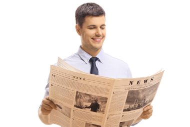 Beyaz arka planda izole edilmiş gazete okuyan bir adam