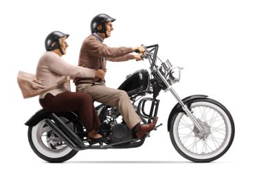 Beyaz arka planda izole edilmiş özel motorsiklet süren kasklı yaşlı çift.