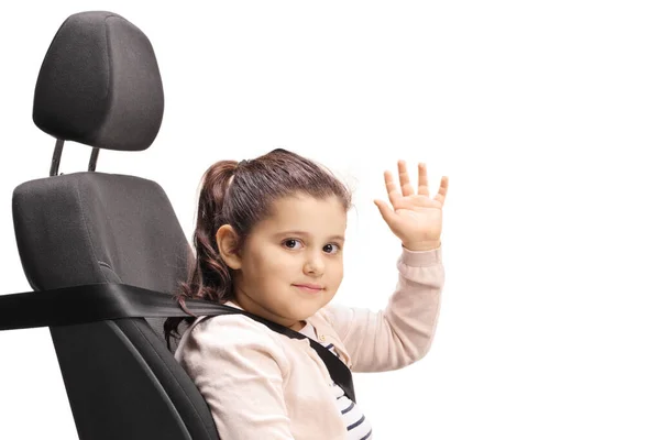 Девушка Автомобильном Кресле Пристегнутым Ремнем Безопасности Смотрит Камеру Машет Изолированным — стоковое фото