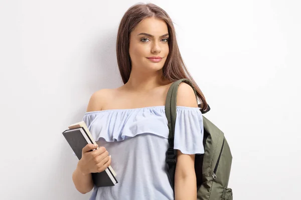 Estudante Feminina Com Mochila Livros Sorrindo Para Câmera — Fotografia de Stock