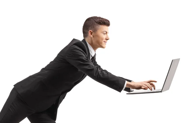 Guy Een Pak Draait Met Behulp Van Een Laptop Computer — Stockfoto