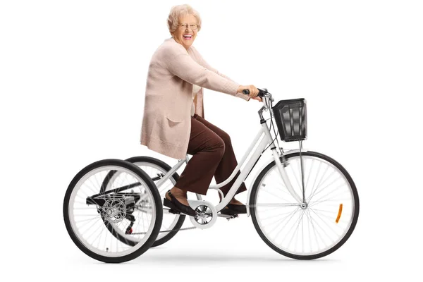 Starsza Kobieta Jeździ Rowerze Trójkołowym Śmieje Się Białym Tle — Zdjęcie stockowe