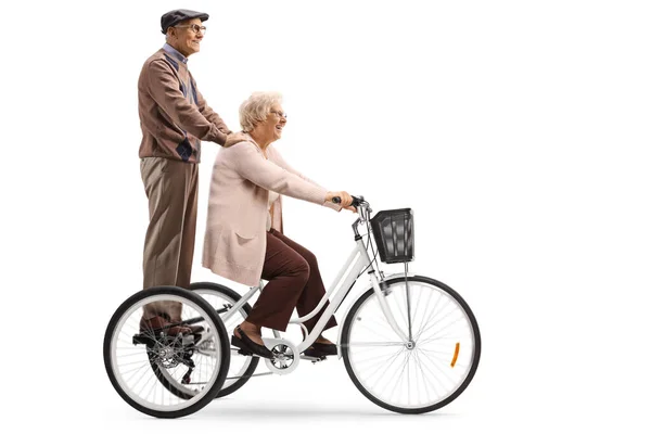 Seniorin Auf Dreirad Und Ein Älterer Mann Der Hinter Ihr — Stockfoto