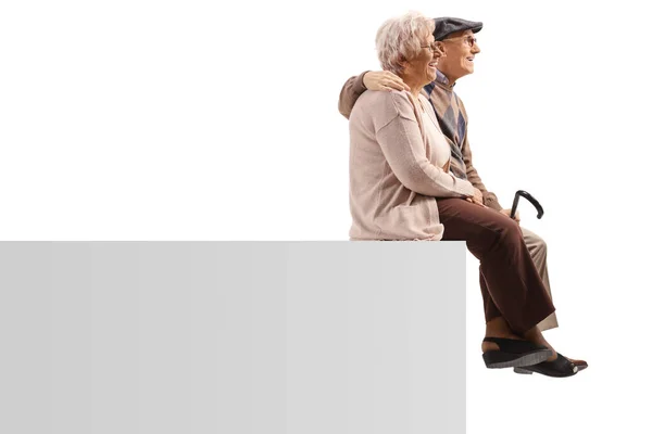 Profilo Una Coppia Anziana Seduta Pannello Bianco Abbraccio Isolato Sfondo — Foto Stock