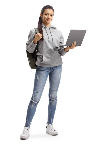 バックパックを持っている女性学生の完全な長さの肖像画ノートパソコンを保持し 白の背景に隔離されたカメラで笑顔 — ストック写真