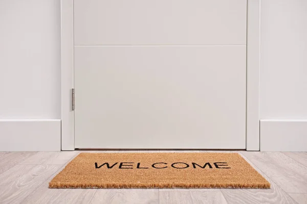 White Door Welcome Mat — Stock Photo, Image