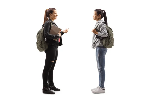 Foto Figura Intera Due Studentesse Che Parlano Isolate Sfondo Bianco — Foto Stock