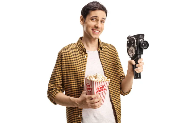 Killen Ler Och Håller 8Mm Vintage Kamera Och Låda Popcorn — Stockfoto