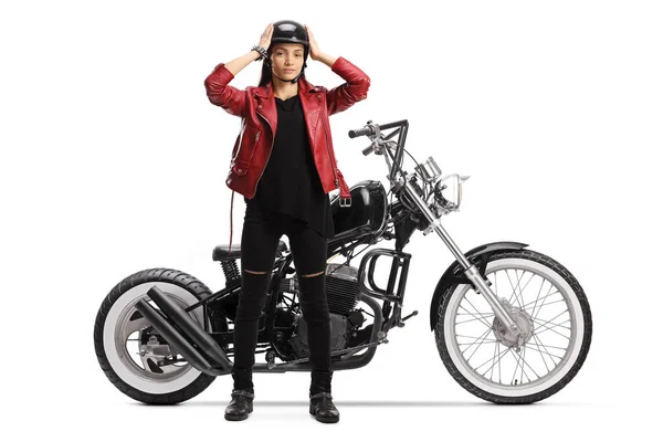 Портрет Молодої Жінки Велосипедистки Стоїть Одягає Шолом Поруч Мотоциклом Подрібнювача — стокове фото