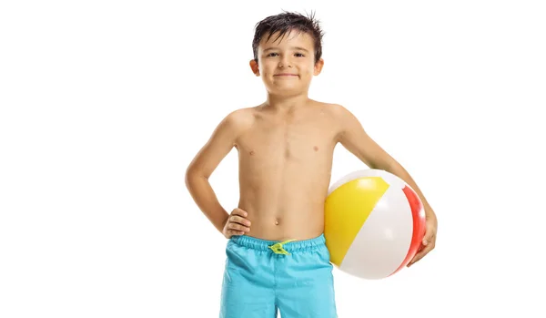 Niño Pantalones Cortos Natación Sosteniendo Una Pelota Playa Aislada Sobre —  Fotos de Stock