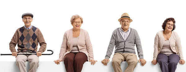 Idősek Ülnek Egy Fehér Panelen Mosolyognak Elszigetelt Fehér Háttér — Stock Fotó