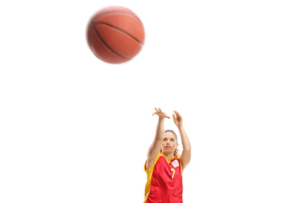 Vrouwelijke Basketbalspeler Schieten Een Basketbal Geïsoleerd Witte Achtergrond — Stockfoto
