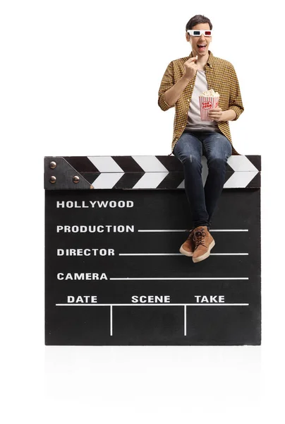 Boyutlu Gözlüklü Genç Adam Bir Film Tahtasında Oturuyor Beyaz Arka — Stok fotoğraf