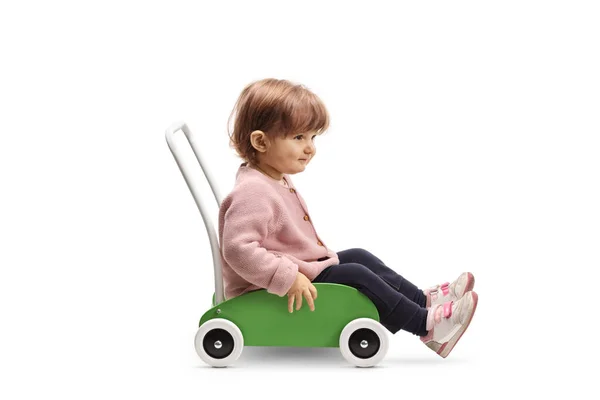 Menina Sentada Dentro Carrinho Brinquedo Madeira Sorrindo Isolado Fundo Branco — Fotografia de Stock