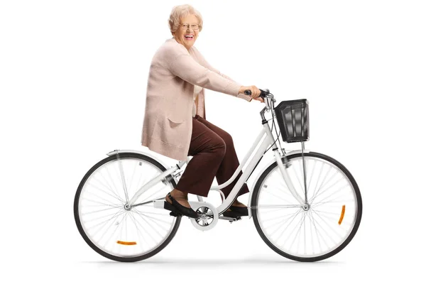 Oudere Dame Rijden Een Fiets Glimlachen Camera Geïsoleerd Witte Achtergrond — Stockfoto