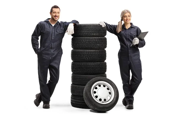 Full Length Portrait Male Female Auto Mechanics Pile Tires Isolated — Stock Photo, Image